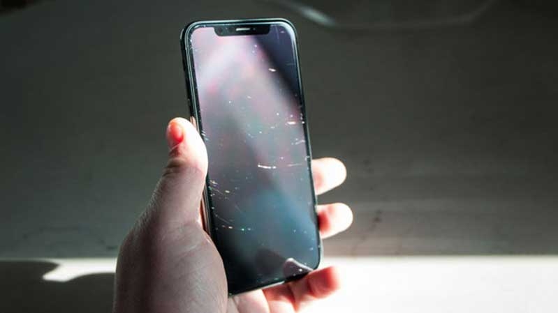 Đánh bóng mặt kính, xoá vết xước trầy mặt kính iPhone