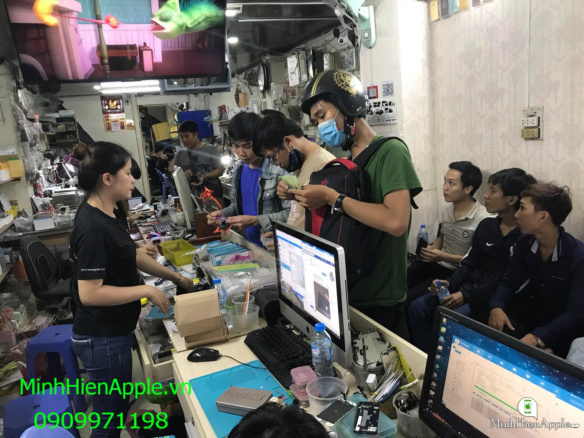 Trung tâm sửa và cung cấp linh kiện iPhone Minh Hiền Apple tuyển nhân viên nữ tháo lắp thay vỏ iPhone