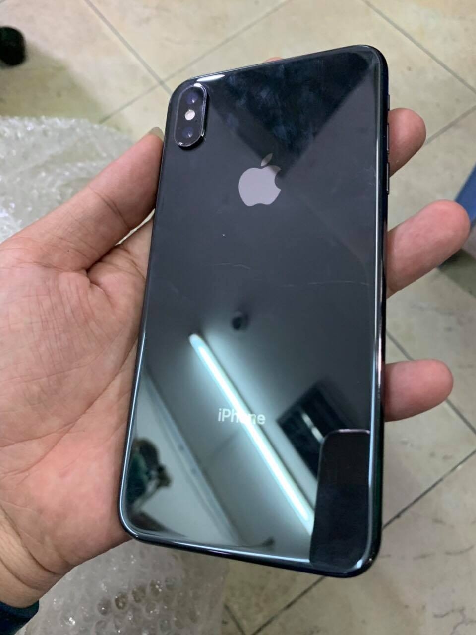 Xóa vết trầy mặt kính lưng iphone Xs Max